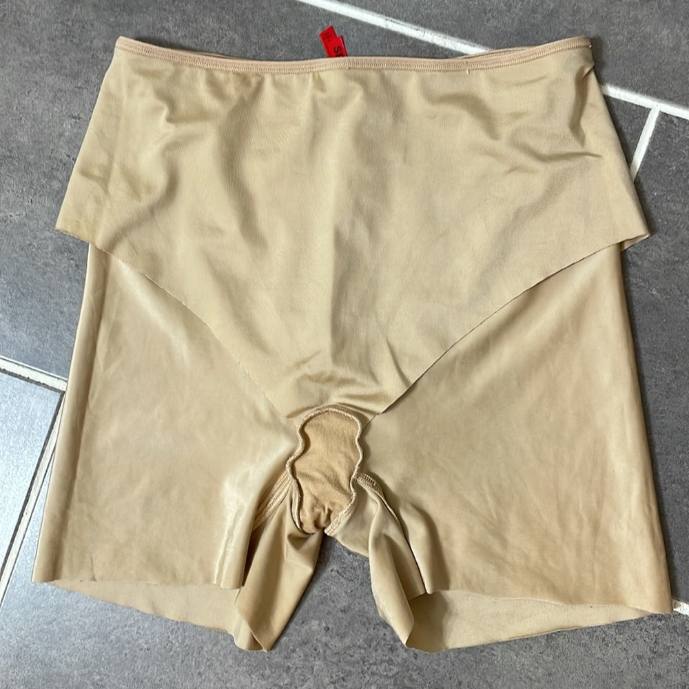 Spanx Shaping Tummy‎ Control Mid Thigh
Short size Large - Picture 4 of 9